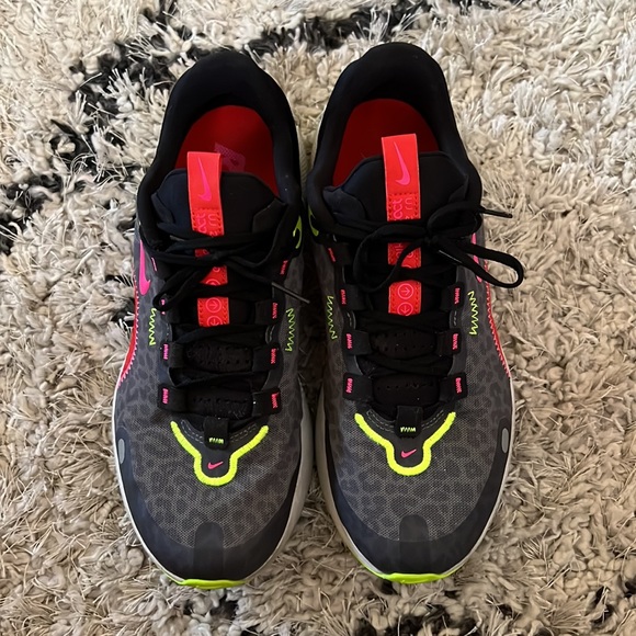 Nike shoes, only worn twice! - Picture 2 of 4